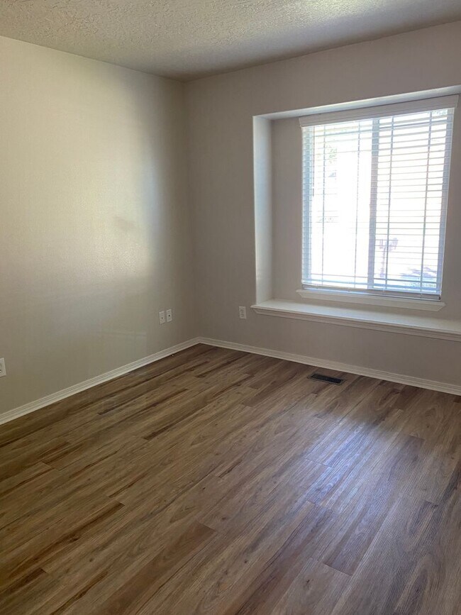 Building Photo - Great location, 3 bedroom house with large...