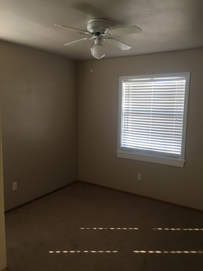 Bedroom #2 (11x10) 1 closet - 2832 Stonebrook St