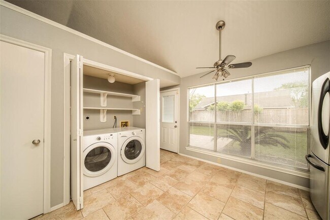 Building Photo - 2903 Avanti Dr