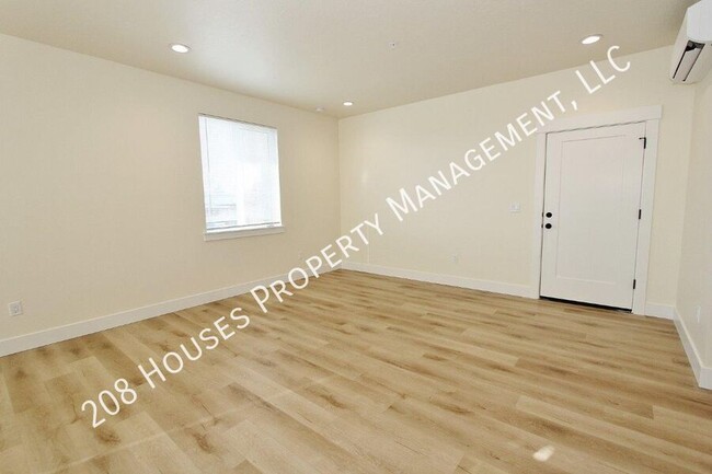 Building Photo - Immaculate Apartment *75% Off First Months...