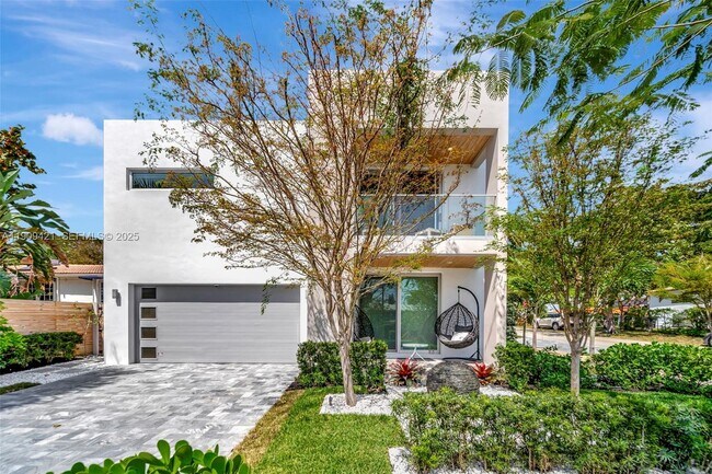 Building Photo - 544 N Victoria Park Rd