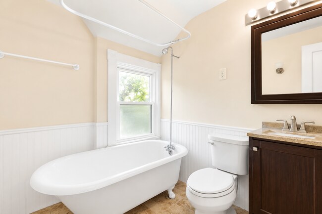 Building Photo - $1500 | 3 Bedroom 1 Bathroom | Two Story