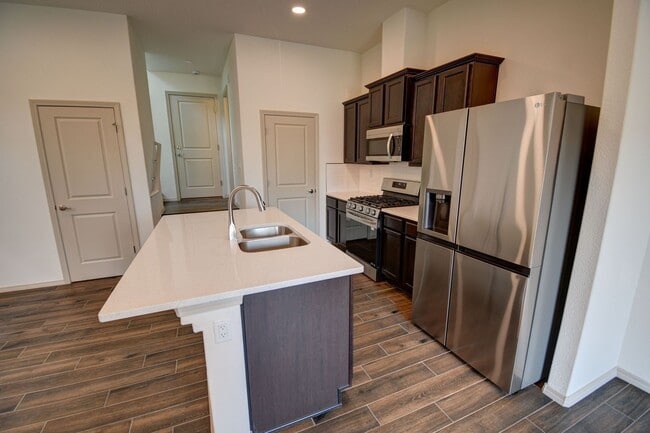 Building Photo - Immediate Move In Available!