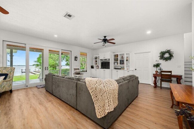 Building Photo - 2551 Lakeview Dr