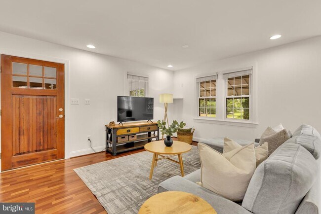 Building Photo - 8604 Woodlawn Ct