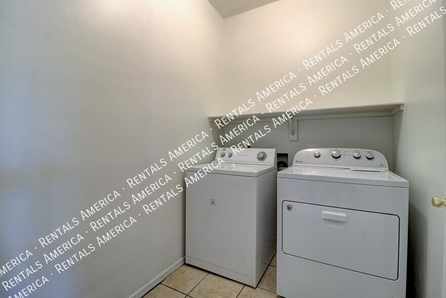 Building Photo - 201 W Palm Ct