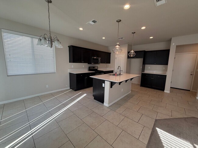 Building Photo - Nice home for rent in gated community in Tulare!