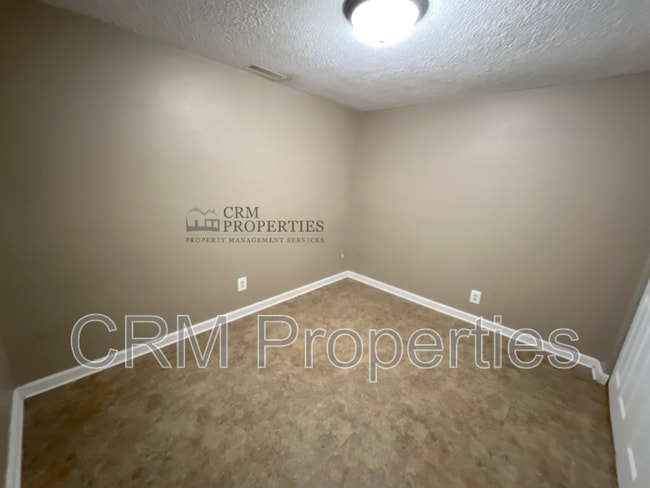 Building Photo - 2301 Tam O Shanter Rd