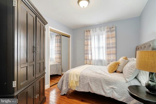 Building Photo - 900 E Tantallon Dr