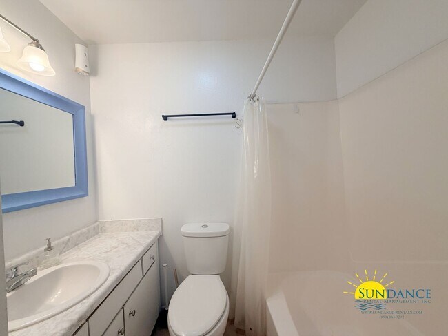 Building Photo - Beautiful 2 Bedroom townhome in Fort Walton Beach in between Hurlburt Field & Eglin Airforce Base!