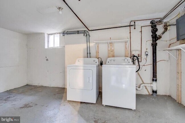 Building Photo - 1670 N Longfellow St