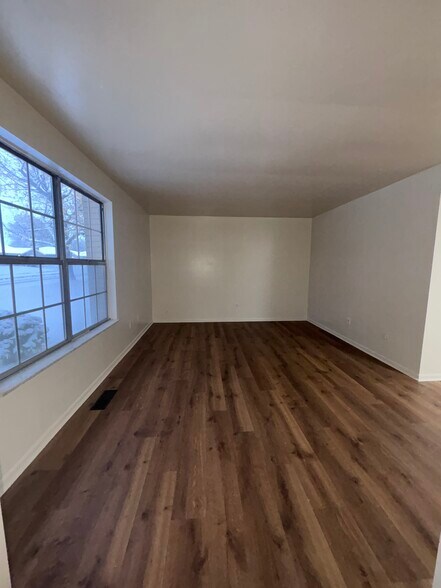 Living Room - 5317 Greencroft Dr