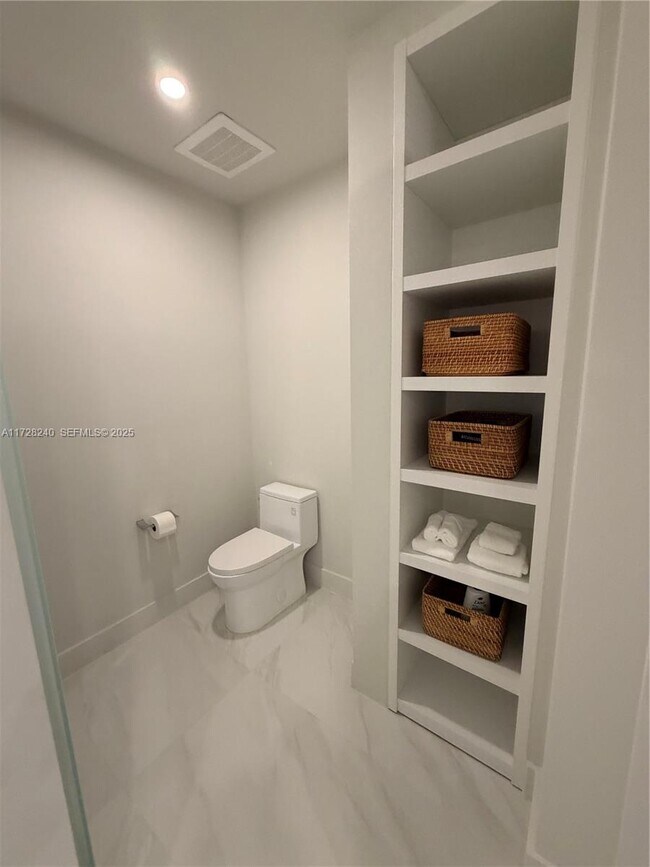 Building Photo - 17550 Collins Ave