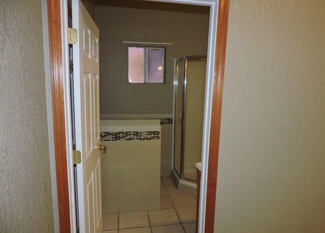 Building Photo - Spacious 3bed 2bath with Large Backyard!
