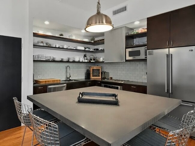 Building Photo - 50 Pine St