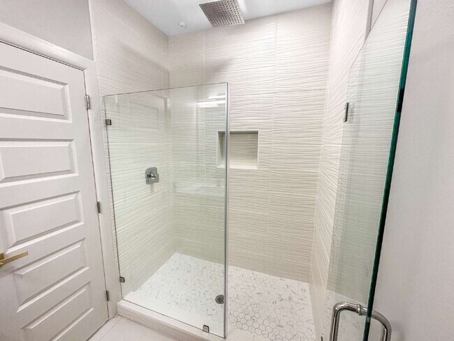 Building Photo - What an amazing apartment in Mission!!! Luxury apartment for Rent