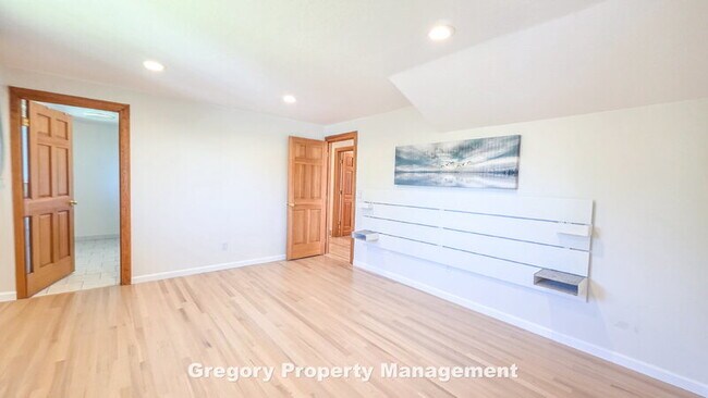 Building Photo - 11204 NE 58th Pl