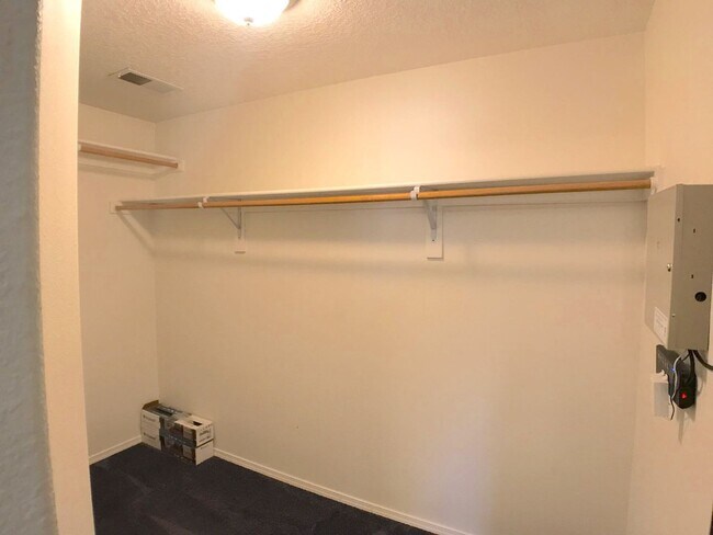 Building Photo - Don't miss out!  Beautiful 3 bedroom Los Lunas Home! Open Layout, spacious living room. Easy I-25...