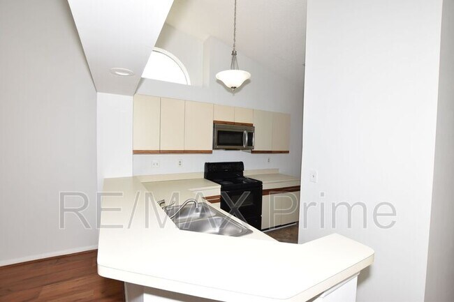 Building Photo - 525 E Lake Cir