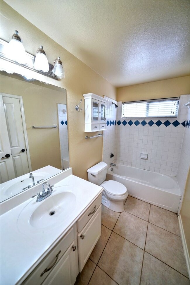 Building Photo - Beautiful Rental now available in Thistle ...