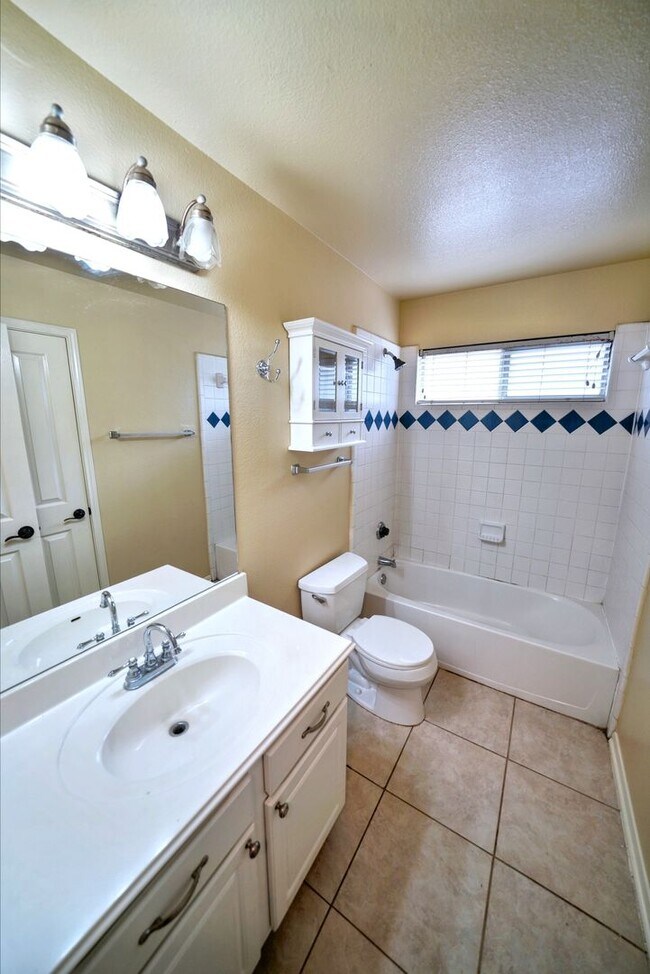 Building Photo - Beautiful Rental now available in Thistle Creek (Schertz) - 5 Bedrooms! Realtor Commission: $750