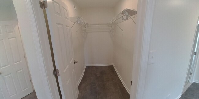 Building Photo - 4 Bedroom 3.5 Bath Home