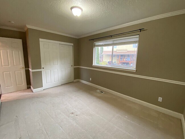 Building Photo - Great NW Home with Fenced Yard, Large Gara...