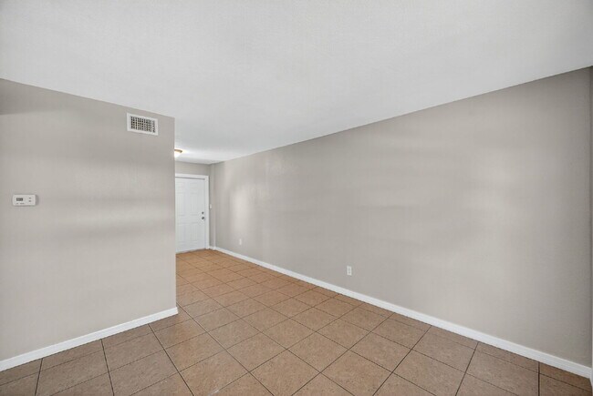 Building Photo - Updated 2 bedroom St. Pete Apartment with Modern Finishes, Private Porch & Utilities Included
