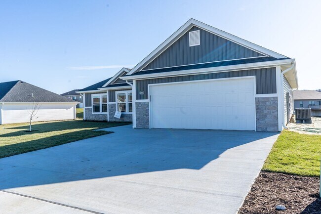 Building Photo - Lovely home for rent in established neigborhood