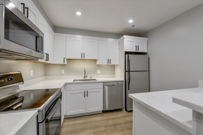 Building Photo - Newly Remodeled Two Bedroom Condo in Pacif...