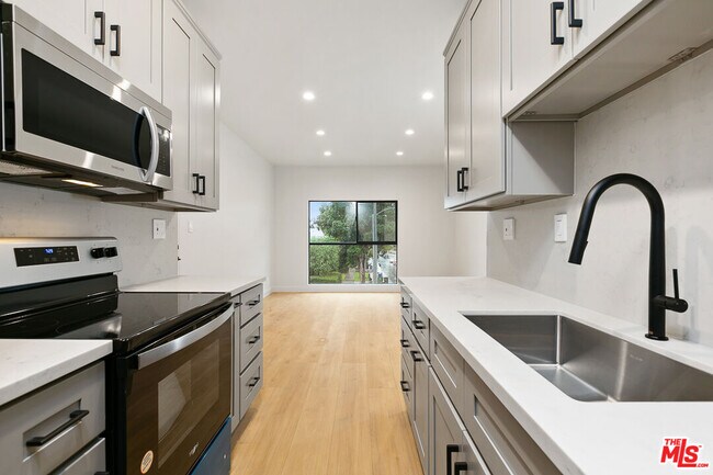 Primary Photo - 7229 Willoughby Ave