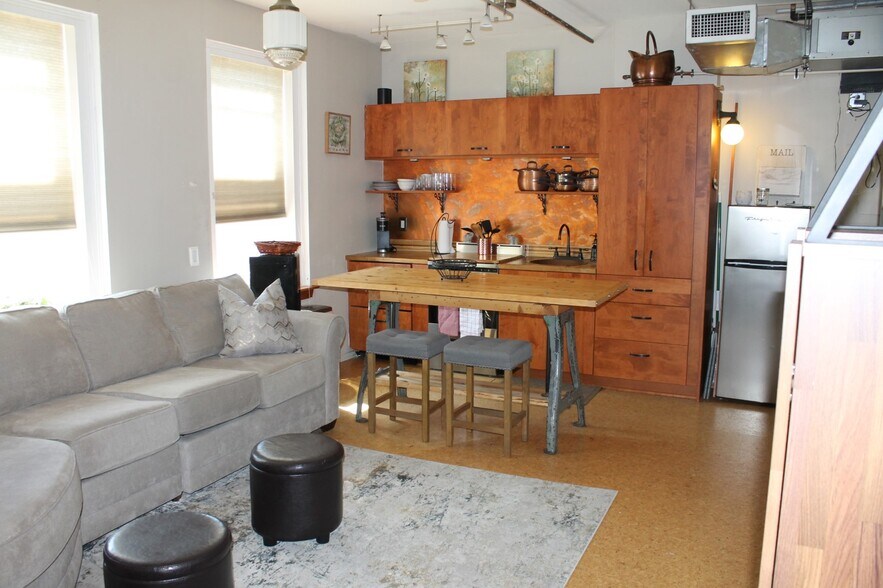 Building Photo - 131 Main St