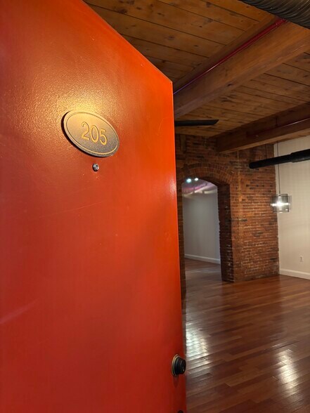 Building Photo - 471 Silver St