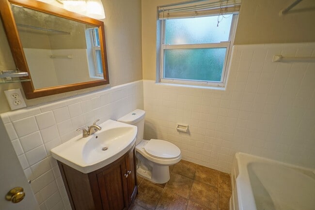 Building Photo - Cozy 3/2 Single Family Home