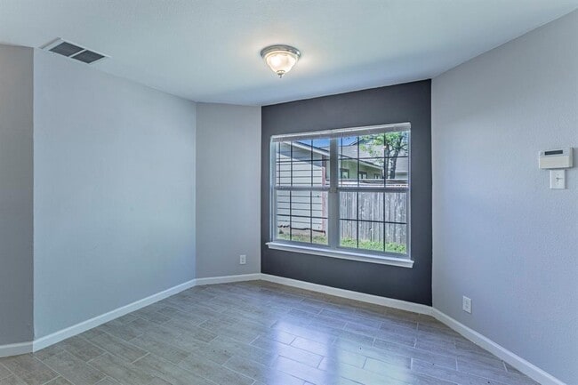 Building Photo - 9411 Valley Moss