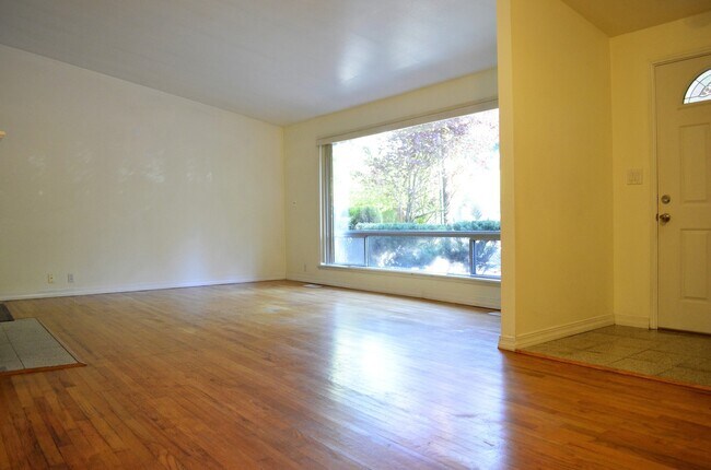 Building Photo - New Kitchen!! Beautiful family home w/extr...