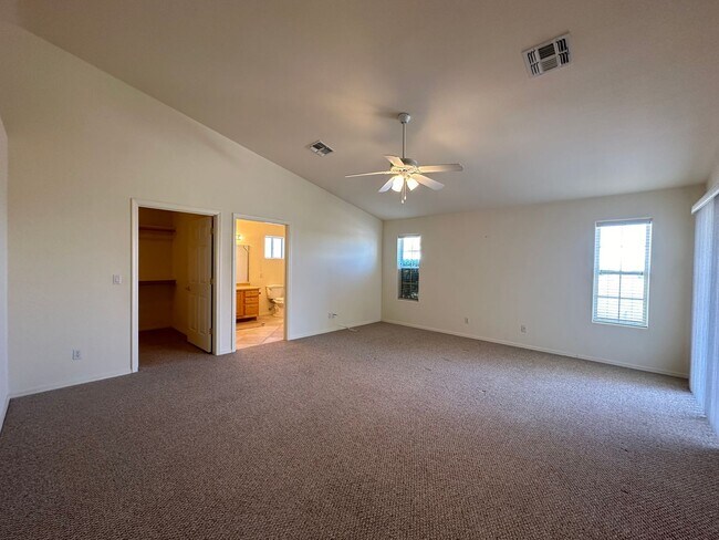 Building Photo - Beautiful 3 Bed / 2 Bath Home Backing to Cerbat Cliffs Golf Course!