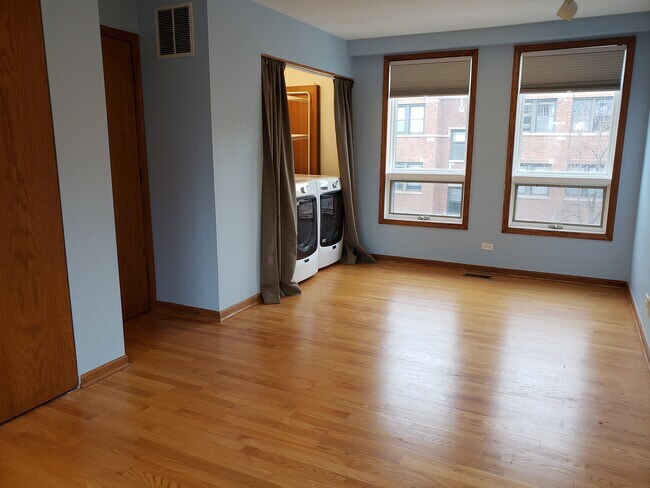 Building Photo - 906 E 54th St