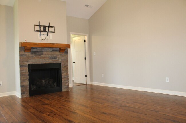 Building Photo - 3 Bed/2 Bath Home - Desirable Planter's Ridge Subdivision/CBA Schools