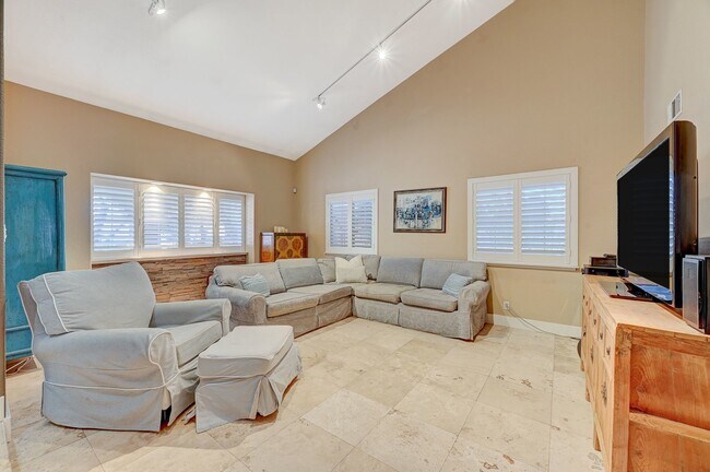 Building Photo - Charming 4 bedroom 3 bath fully furnished pool home in the heart of spring valley!