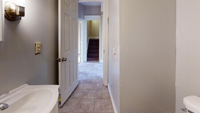 Building Photo - 2305 Rohs St