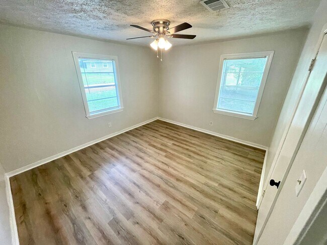 Building Photo - 3/2 For Rent in Brandon 042!