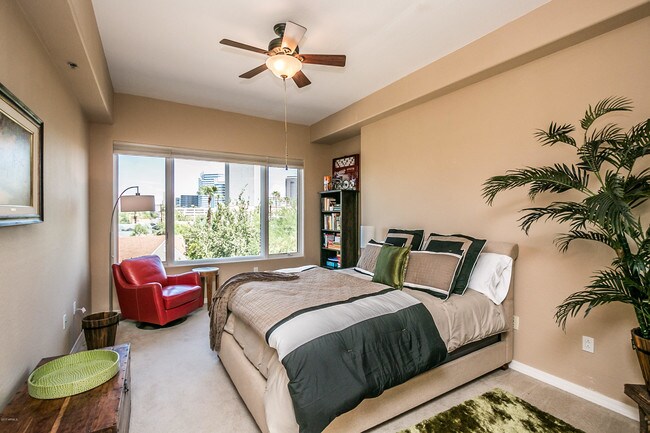 Building Photo - 17 W Vernon Ave