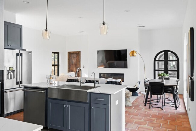 Building Photo - 2701 Bumble Bee Dr