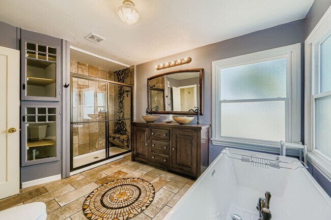 Building Photo - 515 W San Miguel St