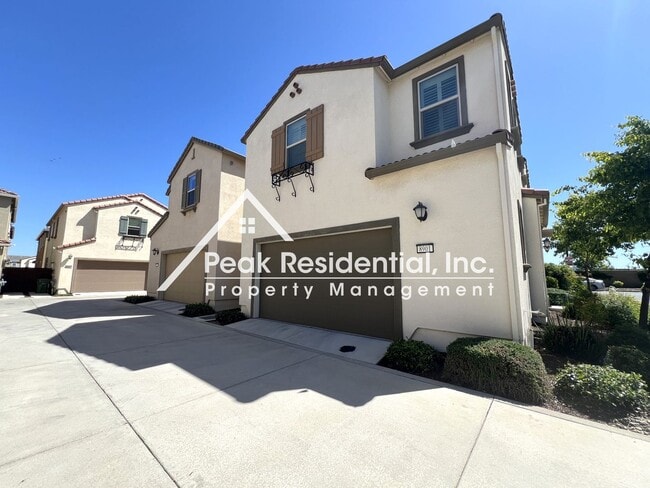 Building Photo - Updated Elk Grove 3bd/2.5ba Home with 2 Ca...