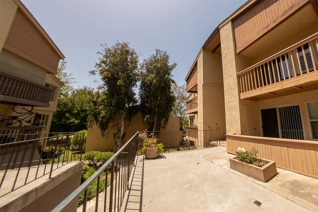 Building Photo - Mission Valley-Beautifully Updated Condo-N...