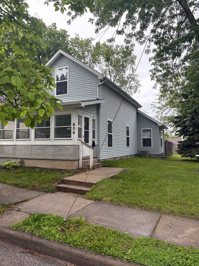 Building Photo - 3 Bd 1.5 Bath Single Family Home