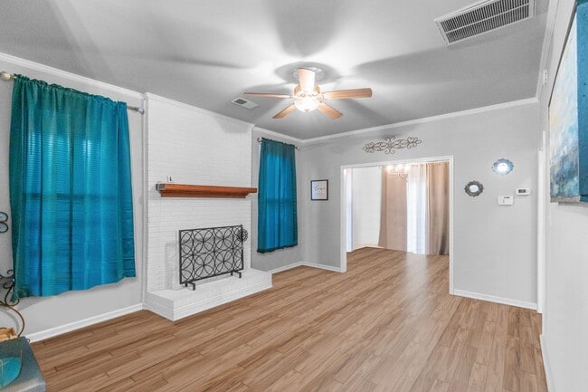 Building Photo - Beautifully Upgraded Furnished 3-Bedroom H...