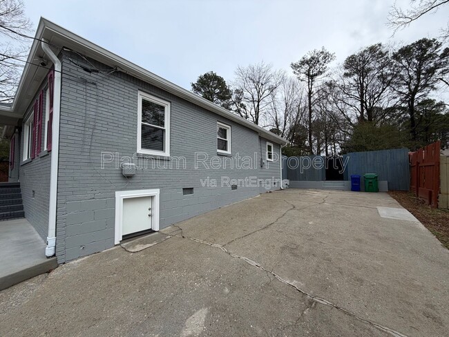 Building Photo - 1900 Selwyn Dr